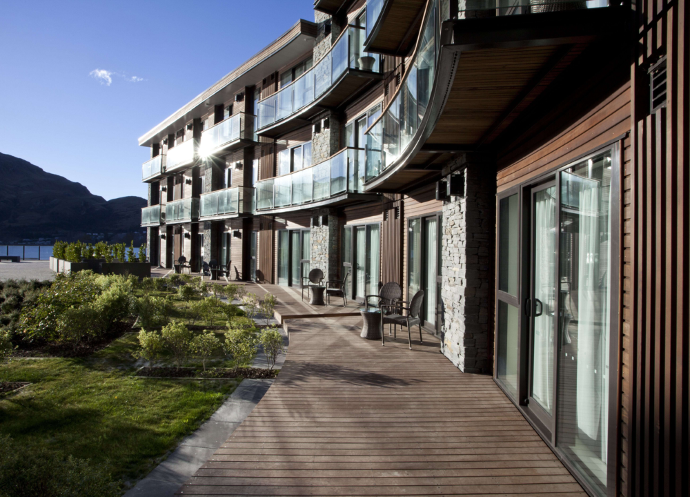 Hilton QT Peddle Thorp Architects Rusticated cedar weatherboards and Vitex decks 11