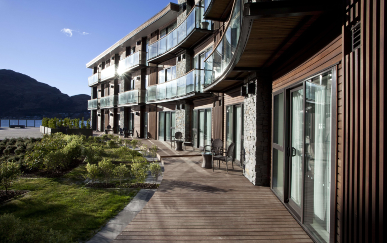 Hilton QT Peddle Thorp Architects Rusticated cedar weatherboards and Vitex decks 11