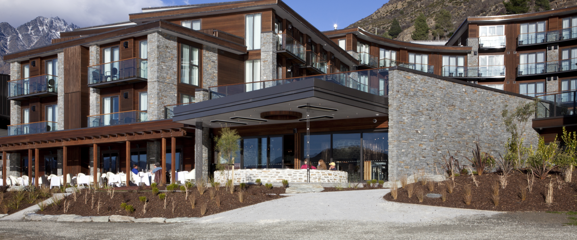 Hilton QT Peddle Thorp Architects Rusticated cedar weatherboards and Vitex decks 10